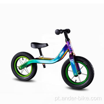 Brincadeira ao ar livre bebê equilíbrio bicicleta duas rodas bicicleta